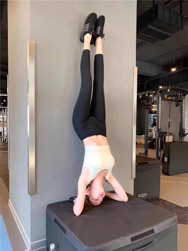 后入爆艹兼职妹，屁股又白又翘